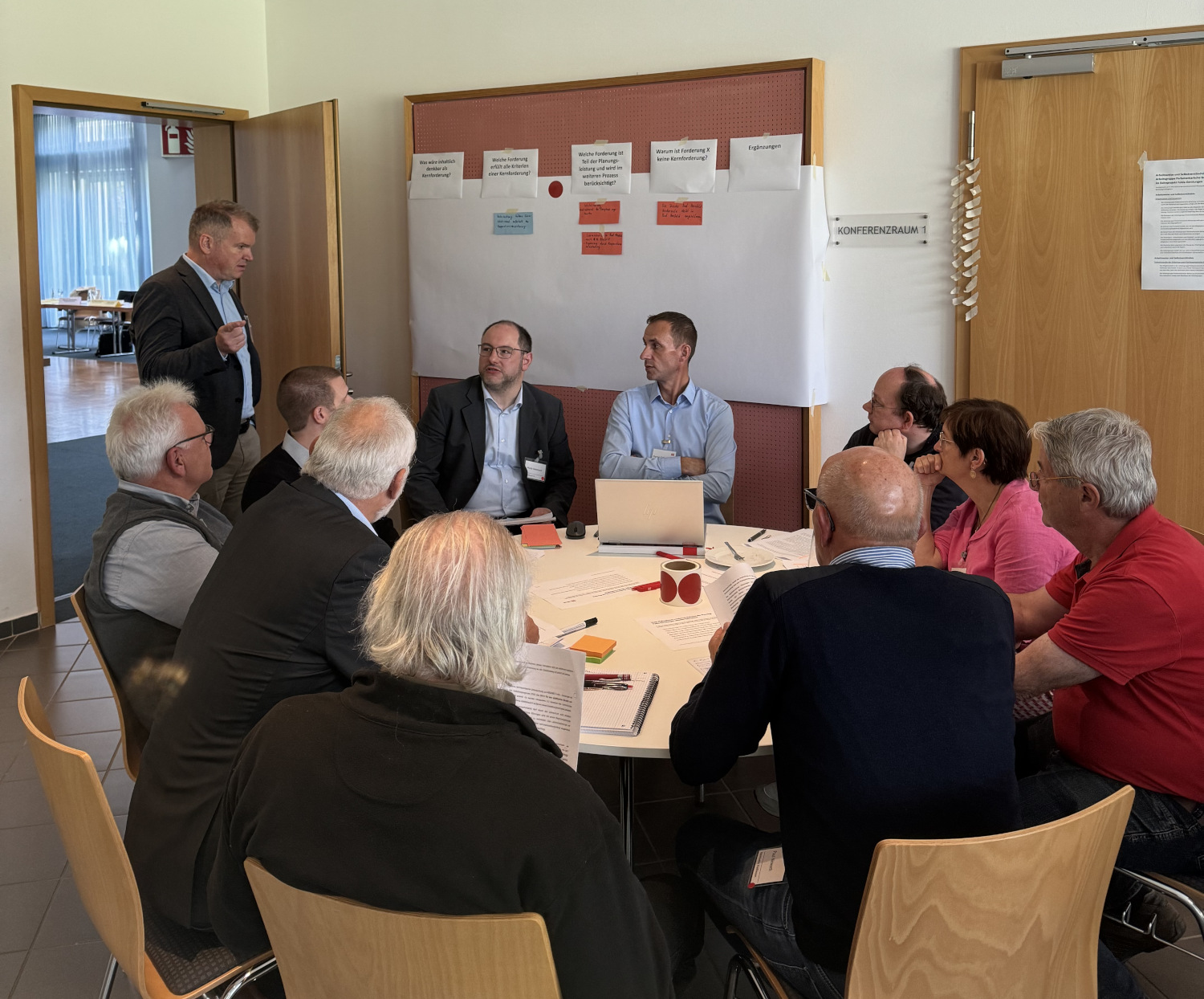 Mitglieder der AG Parlamentarische Befassung sitzen in einem Raum an einem Tisch.