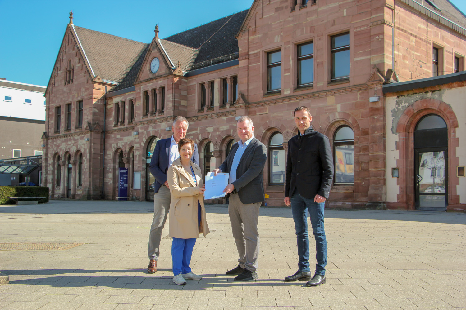 Jochen Stüting übergibt den Kooperationsvertrag an Anke Hofmann.